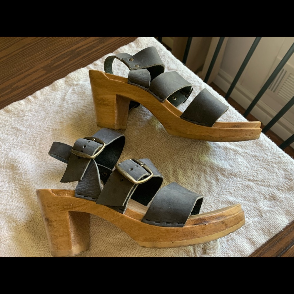 No. 6 buckle leather clogs in slate gray